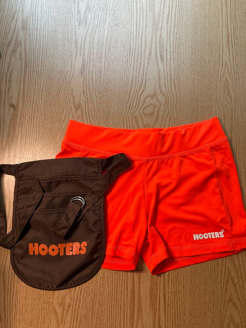 b86 Women’s Hooters girl uniform shorts & Dark Brown Pouch size U-small
